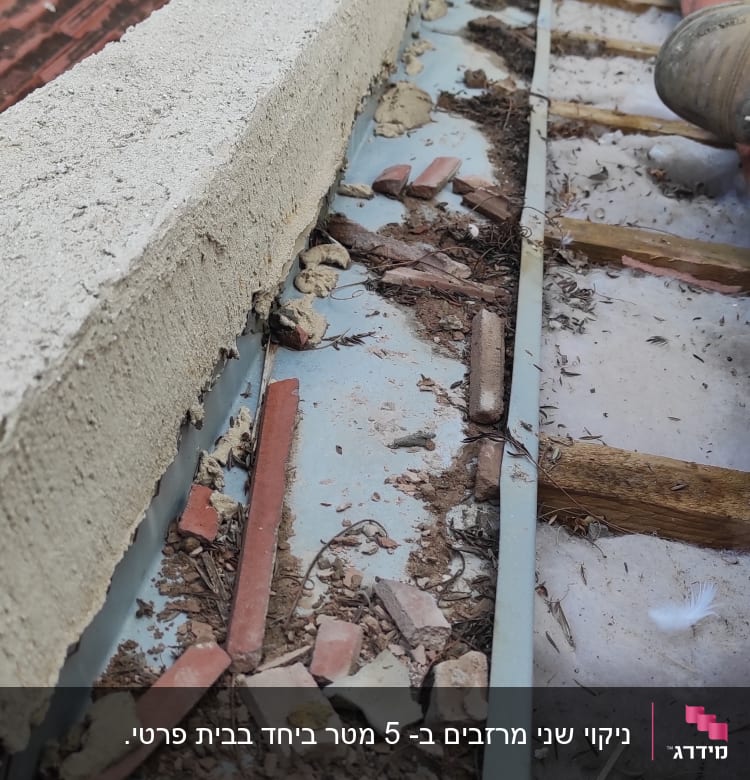 שברי רעפים ואבק על גג עם קורות עץ